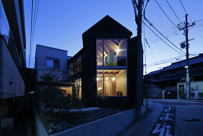 大阪府河内長野市に建つ住宅キノコハウスの夜景外観